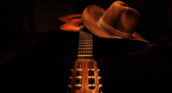 Con la música de mi guitarra